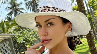Валевская показала пляжные фото в купальнике - слетелись  мошки, потом «прилипла» собака