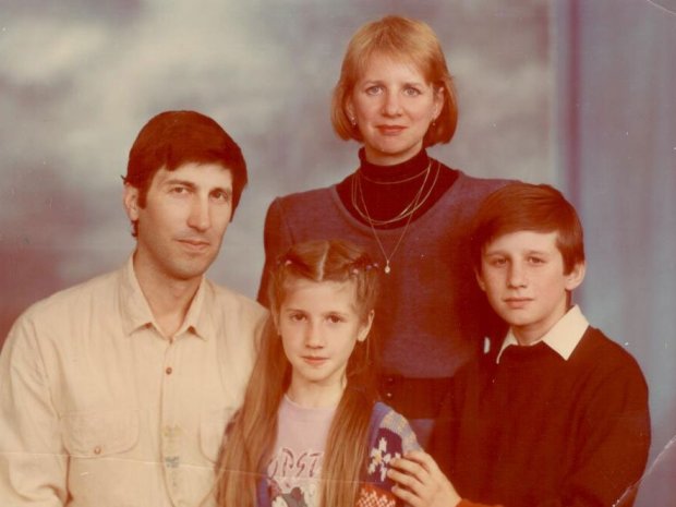 Аніта Луценко з мамою, татом і братом Антоном