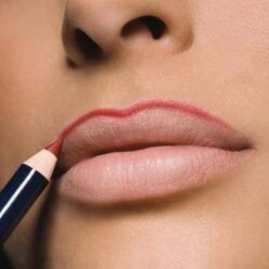 Збільшення губ за допомогою макіяжу