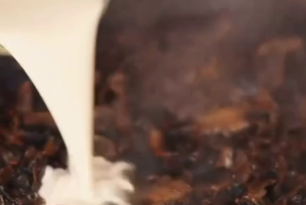 Гречка з печерицями у вершковому соусі, кадр з відео