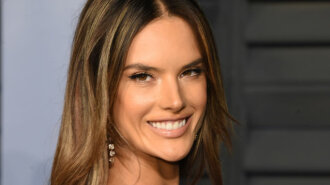 Плавки врезались прямо в интимное место: ангел Victoria’s Secret показала пикантное фото – все достоинства крупным планом