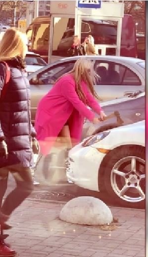 У центрі Києва блондинка розгромила Porsche сокирою