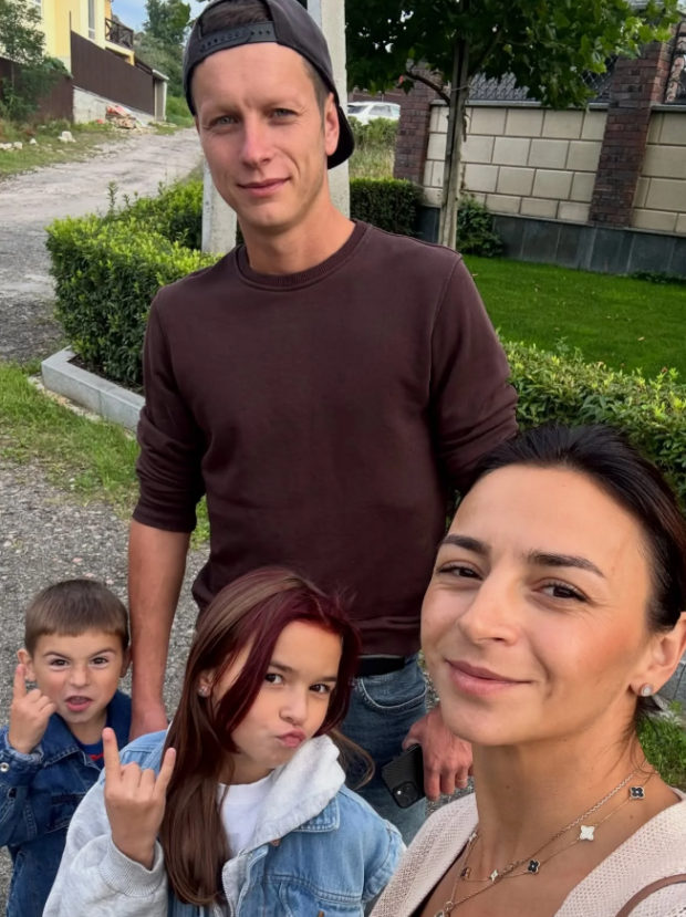 Ілона Гвоздьова з чоловіком та дітьми