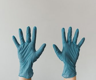 Эксперты рассказали, как не "подхватить" COVID-19 в магазине и защитят ли от заражения перчатки