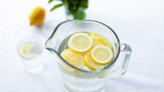 Лікар розповіла, кому не можна пити воду з лимоном