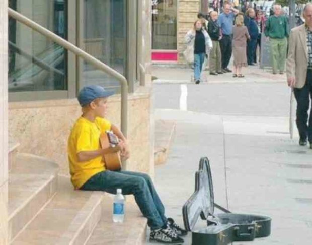 13-річний Джастін Бібер співає для перехожих у передмісті Бірмінгема, 2007 рік