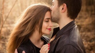 Чому люди закривають очі під час поцілунку