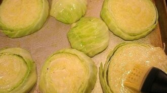 Оригинальный рецепт приготовления капусты – запекается большими кусками с чесноком