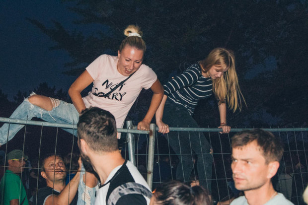 «Вовчиці» штурмують паркан на концерті каналу «Україна»