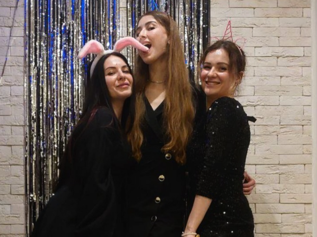 Подруги, дружба, вечеринка, фото: Clutch