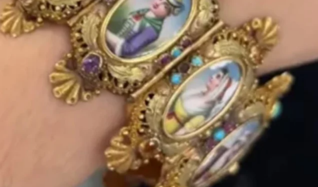 Браслет 18 каратів із емальованим портретним декором