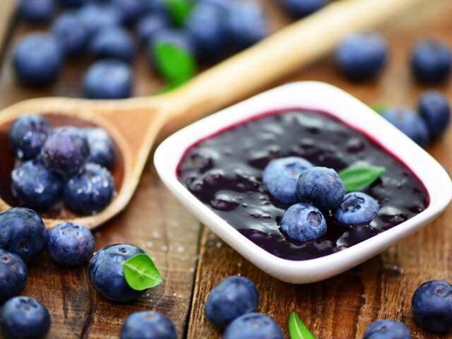 Blueberry-jam-fresh-blueberries-spoon_3840x2160
