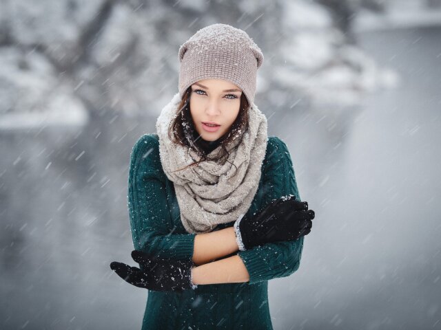 316618-women-brunette-sweater-scarf-winter-snow-women_outdoors-portrait-depth_of_field-knit_hat-Ange
