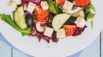 Греческий салат: рецепты с фетаксой, фетой и брынзой
