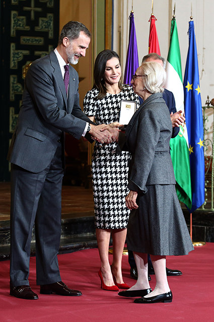 Летиция вместе со своим супругом королем Филиппом VI на церемонии Bellas Artes Golden Medal Awards