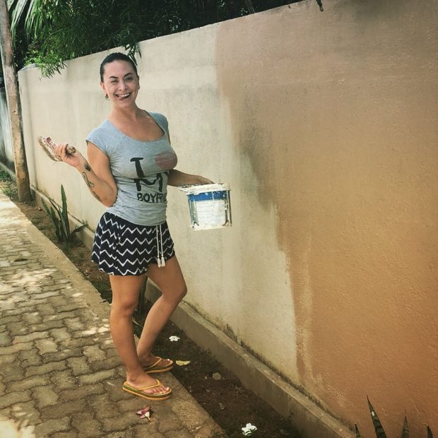 Наталія Фріске фарбує паркани на Шрі-Ланці