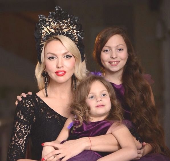 Оля Полякова з доньками