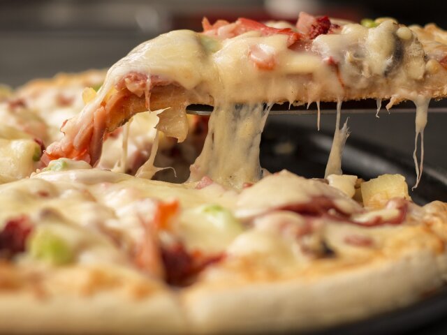 Піца — висококалорійний продукт