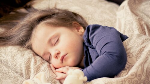 Ученые назвали самую опасную позу для сна