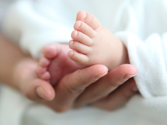 newborn-babys-feet-in-parent-hand-1