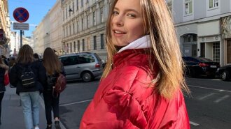 В толстовке оверсайз и очках-"леннонах": Маша Кравец прогулялась по Киеву в стильном образе