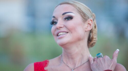 Веник не смог прикрыть прелести: Волочкова в бане оскандалилась новым снимком