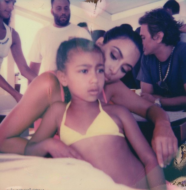 Ким Кардашьян опубликовала фото с дочерью в бикини