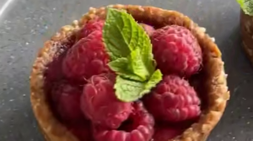 Корзиночки с ягодной начинкой, кадр из видео