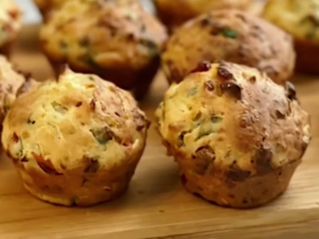 Маффіни з капустою та шинкою, кадр з відео