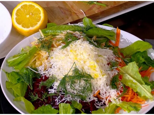 Легкий супервітамінний салат із козячим сиром