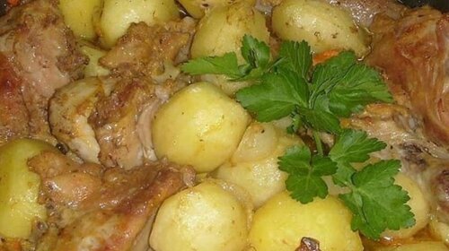 Удивительно вкусное блюдо из картошки и куриных окорочков, замаринованных в пикантном соусе