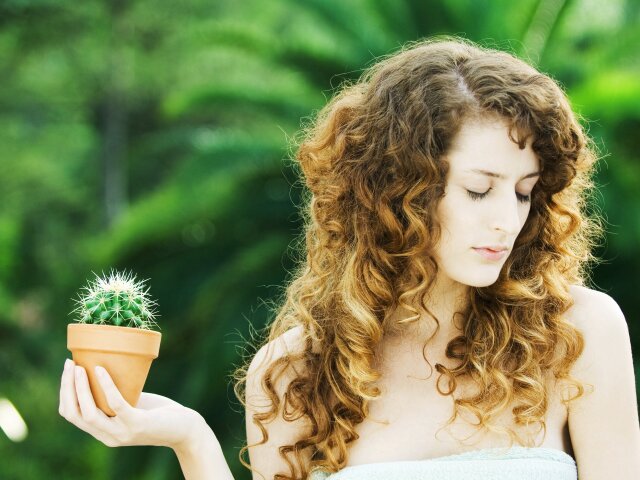 2018Girls___Beautyful_Girls_Beautiful_girl_with_closed_eyes_with_a_cactus_in_hand_128595_