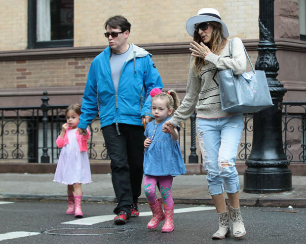 Сара Джессика Паркер и ее супруг гуляют с детьми