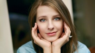 Авербух не смог устоять: звезда "Папиных дочек" похвасталась изящными изгибами в платье