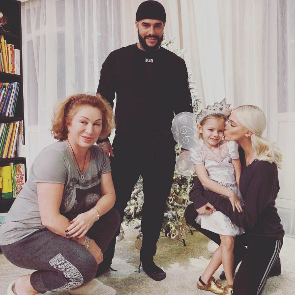Тимати с мамой Симоной Юнусовой, дочерью Алисой и бывшей возлюбленной Аленой (фото Instagram)