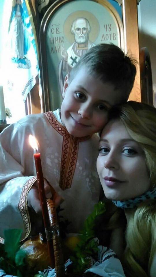 Тіна Кароль з 10-річним сином Веніаміном в церкві