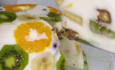 Молочний десерт з фруктами, кадр з відео
