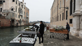 Люди умирают в одиночестве и в больничных робах: в Италии не успевают хоронить погибших от COVID-19