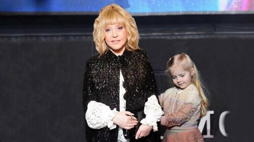 Пугачева привила дочке чувство стиля: Лиза Галкина в пуховике с алым мехом продемонстрировала осенний лук