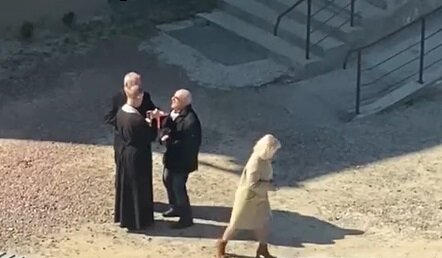 В разгар пандемии священник со Львова причащает всех с одной ложки (ВИДЕО)