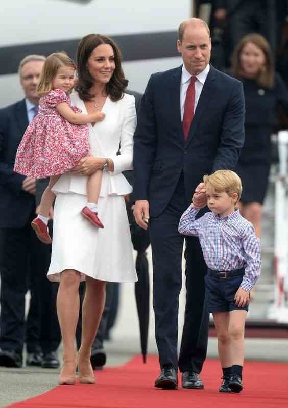 Кейт Мидлтон и принц Уильям с детьми