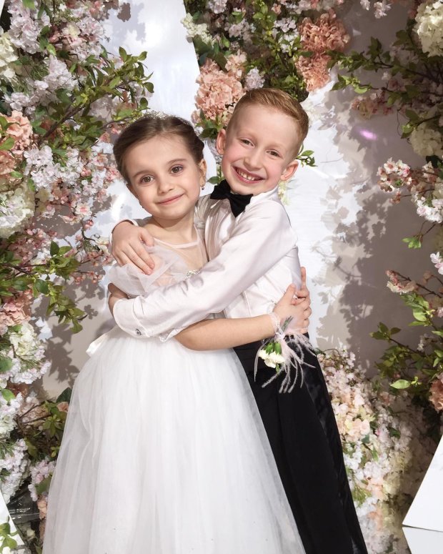 Диана, дочь Лилии Ребрик и Андрея Дикого, на детском Венском балу 2018
