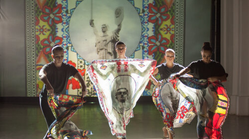Художница ZINAIDA на Ukrainian Fashion Week в формате перформанса представила коллекцию платков, орнаментированную принтами Родины-матери