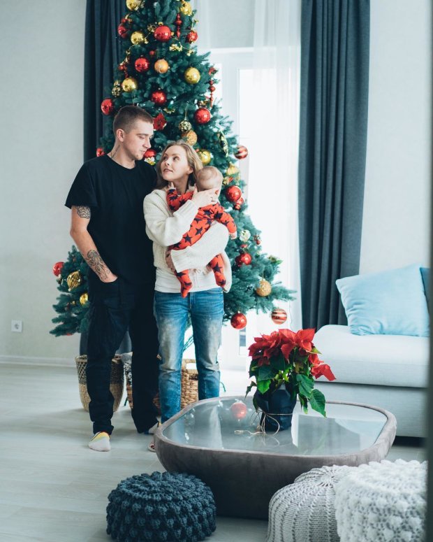 Алена Шоптенко с мужем и сыном елка