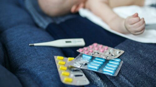 "Не называйте их конфетками": доктор Комаровский рассказал, как правильно хранить детские лекарства