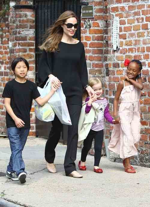 Анджелина Джоли с детьми: Паксом, Вивьен и Захарой