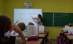 Школа, учитель, урок, кадр из видео