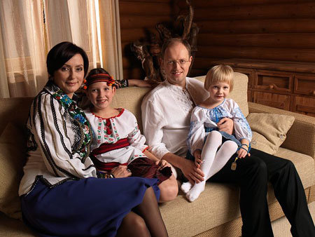 Арсеній Яценюк з дружиною і доньками