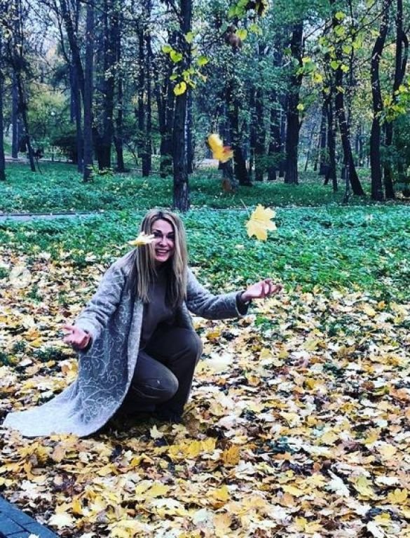 Ольга Сумская в осенних листьях в Киеве