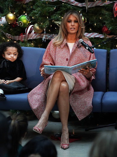 Мелания Трамп читает сказку а детском госпитале в Вашингтоне